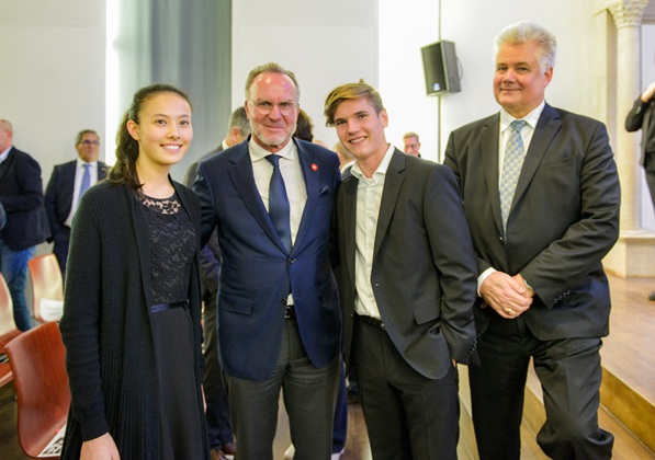 Karl-Heinz-Rummenigge, Vorstandsvorsitzender des FC Bayern München und Initiator des Erinnerungszeichens für Hedwig und Hugo Railing, Vivien Walser, Simon Werner, und Musikschulleiter Hans Peter Pairott