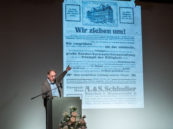 Prof. Dr. Stefan Wimmer zeigt historische Dokumente