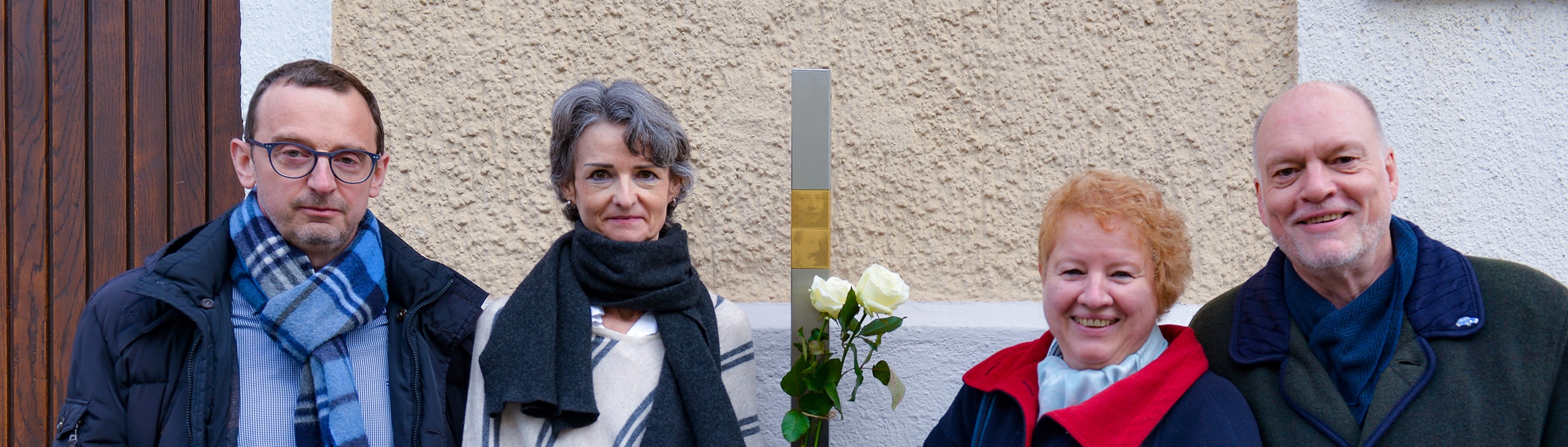 Gruppenbild mit dem Erinnerungszeichen für das Ehepaar Hallerz