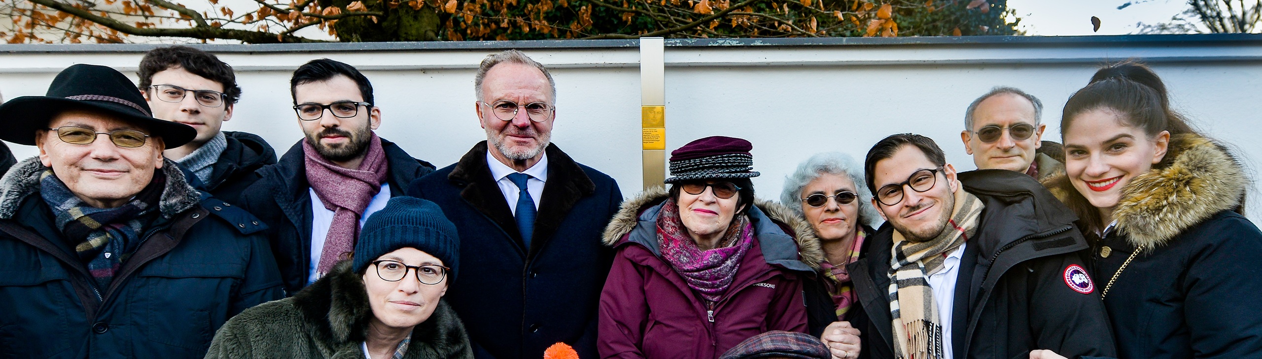Gruppenbild mit Erinnerungszeichen