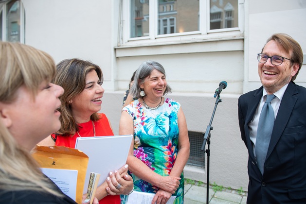 Stadtrat Dr. Florian Roth im Gespäch mit Angehörigen von Alexander Lubranczyk