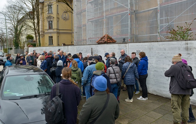 Gäste vor der Schubertstraße 8