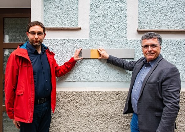 Stadtrat Stefan Jage und Gerhard Mayer, Initiator des Erinnerungszeichens