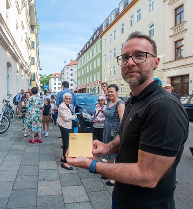 Benoît Blaser, Bezirksausschuss Ludwigvorstadt-Isarvorstadt, mit dem  Erinnerungszeichen für Eva Mandel