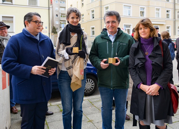 Kantor Nikola David, Birgit Martin-Weydert, Urenkelin von Regina und Martin Hallerz, Stadtrat Gerhard Mayer, und Sibylle Stöhr, Bezirksausschuss Schwanthaler Höhe