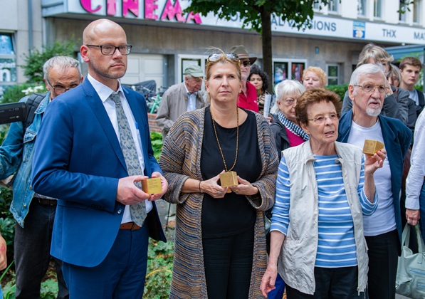 Schulleiter Dr. Helmut Martin, Stadträtin Julia Schönfeld-Knor und Edith Roemer, Angehörige, mit den Erinnerungszeichen für Familie Wertheimer