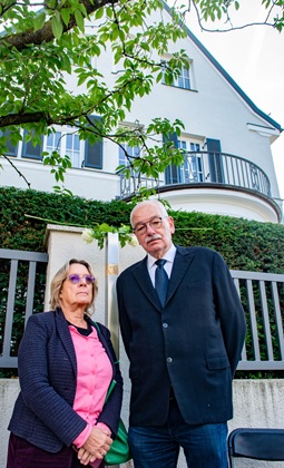 Stadtrat Thomas Ranft und Angelika Pilz-Strasser vor dem Erinnerungszeichen in der Gaußstraße