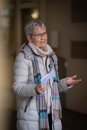 Ingrid Reuther, ErinnerungsWerkstatt München e. V., verliest die Biografien