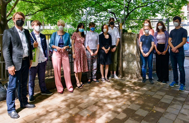 Gruppenbild mit den Erinnerungszeichen am St.-Anna-Platz