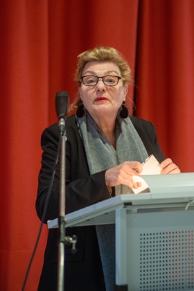 Angelika Krebs, Enkelin von Dr. Michael Strich und Initiatorin des Erinnerungszeichens