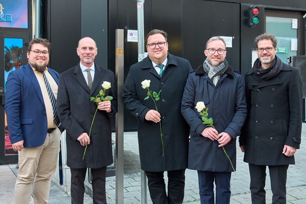 Alfredo Arturi, Coucillor David Süß, Mayor Alexander Bergmann, Benoît Blaser, and Dirk Riedel next to the Memorial Sign