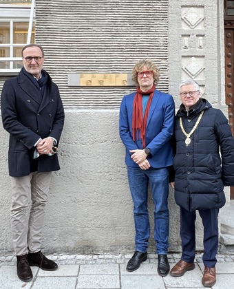 Jan Fischer and Councillor Winfried Kaum next to the Memorial Signs