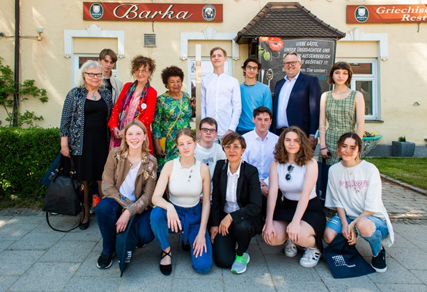 Group picture with the Memorial Signs at Fasangartenstraße 124