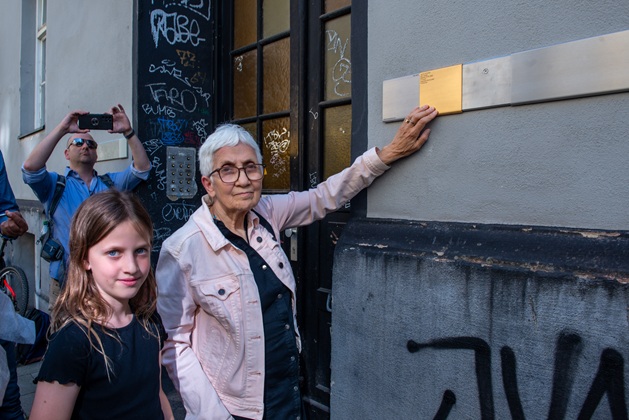 Angehörige mit dem Erinnerungszeichen für Necha Schindler