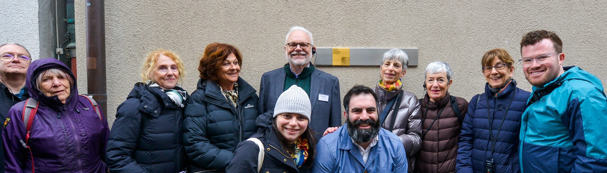 Gruppenbild mit dem Erinnerungszeichen für Hermine Bernheimer