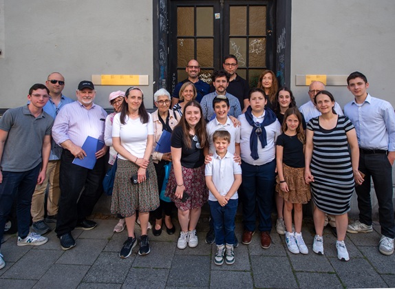 Gruppenbild vor den Erinnerungszeichen in der Buttermelcherstraße 14