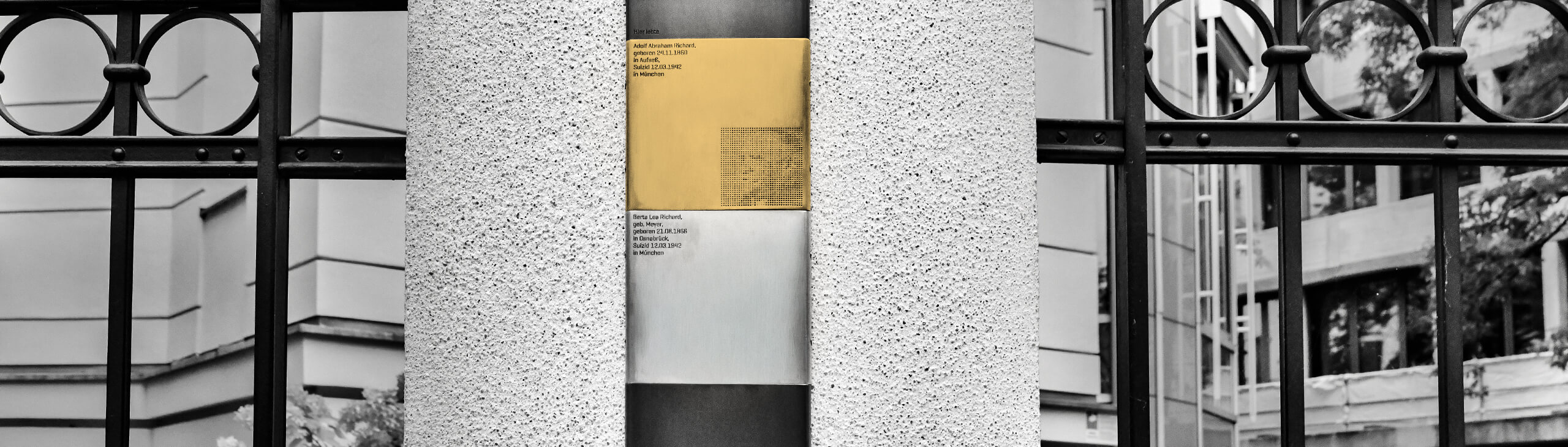 Plakette mit Erinnerungszeichen für Adolf Richard