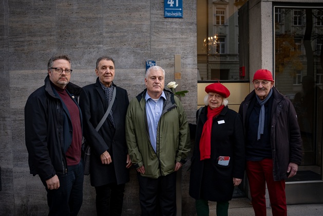 Gruppenfoto mit dem Erinnerungszeichen für Flora Fromm