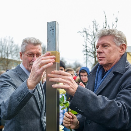 Anbringung des Erinnerungszeichens für Dirk Koedoot
