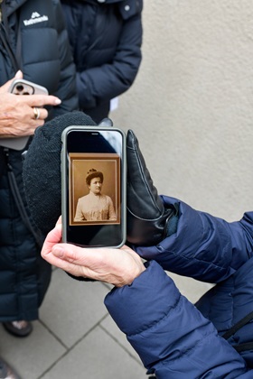 Angehörige zeigen ein Bild von Hermine Bernheimer