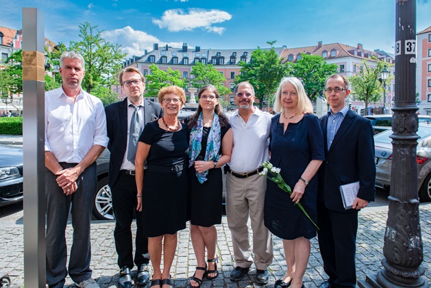 Dr. Andreas Heusler, Stadtrat Florian Roth, Dianne, Sara und Gary Schwager, Dr. med. Barbara Turczynski-Hartje, und Rabbiner Tom Kučera neben den Erinnerungszeichen