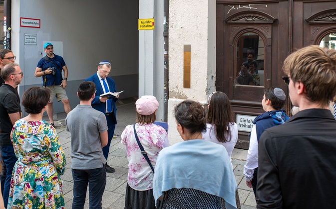Rabbiner spricht das Gebet 'El male Rachamim'