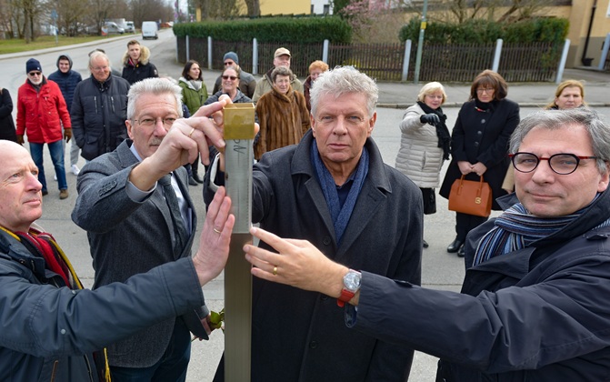Erinnerungszeichen für Dirk Koedoot wird angebracht