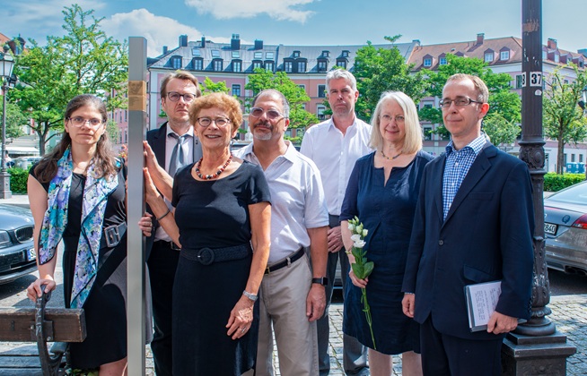 Sara Schwager, Florian Roth, Dianne und Gary Schwager, Dr. Andreas Heusler, Stadtrat, Dr. med. Barbara Turczynski-Hartje und Rabbiner Tom Kučera