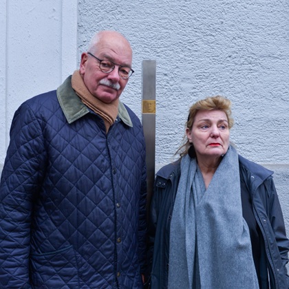 Stadtrat Thomas Ranft und Angelika Krebs, Initiatorin des Erinnerungszeichen