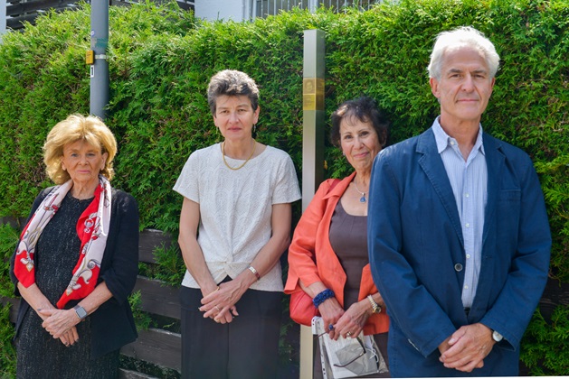 Dr. h.c. mult. Charlotte Knobloch and grandchildren of the Sterneck couple in front of the Memorial Signs