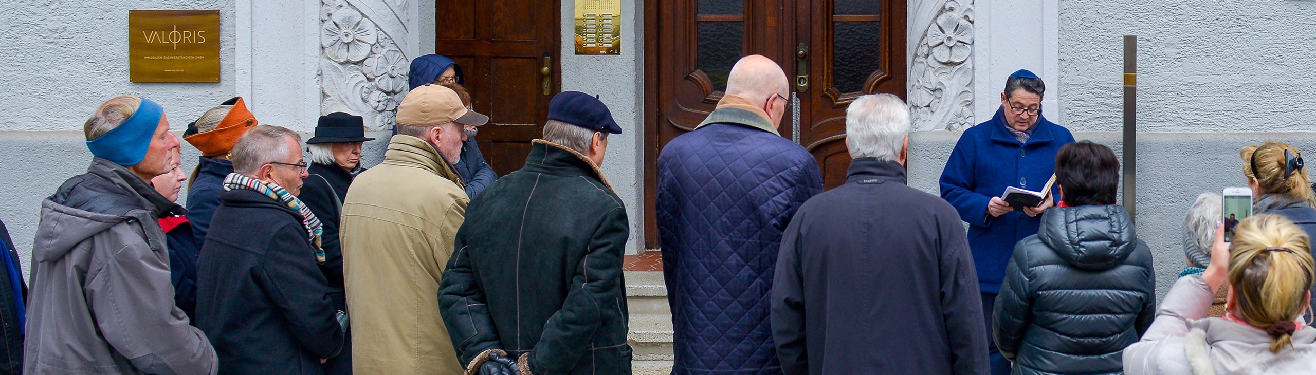 Anbringung des Erinnerungszeichens in der Clemensstr. 9