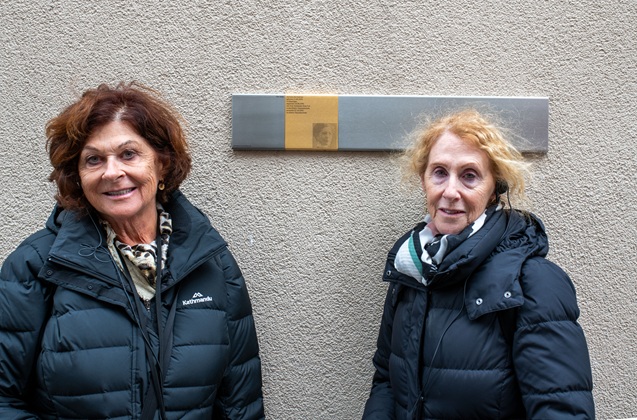 Angehörige vor dem Erinnerungszeichen für Hermine Bernheimer