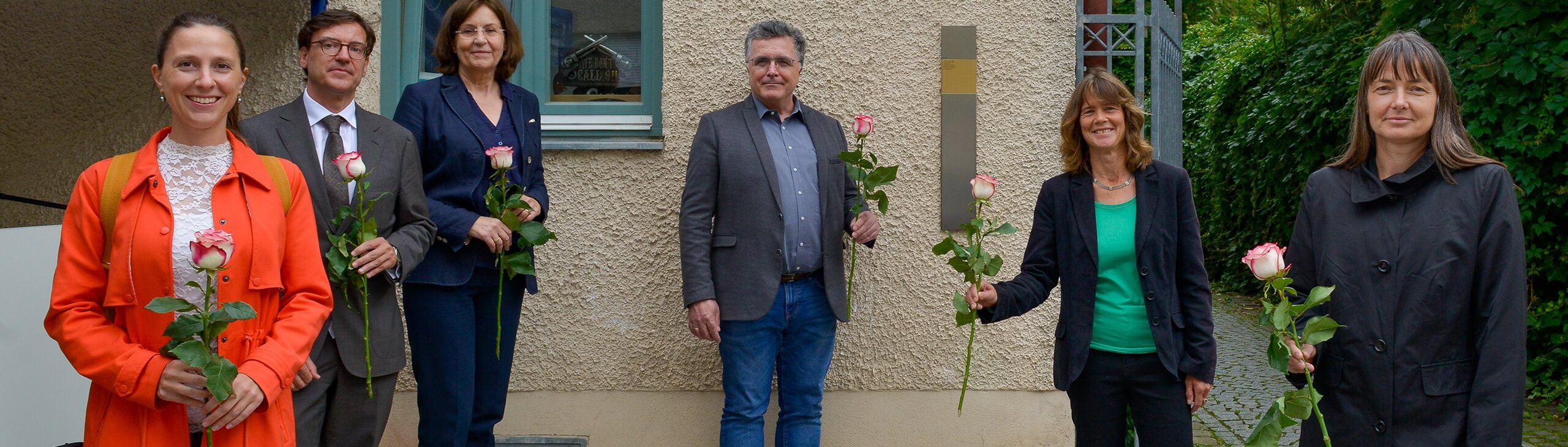 Gruppenbild mit dem Erinnerungszeichen für Ernst Zöbisch