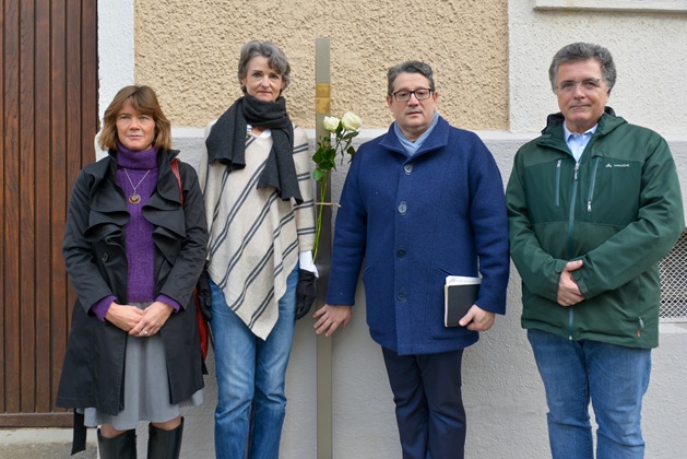 Sibylle Stöhr, Birgit Martin-Weydert, Kantor Nikola David und Stadtrat Gerhard Mayer mit den Erinnerungszeichen für Regina und Martin Hallerz