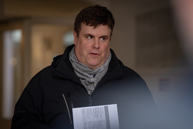 Patric Wolf spricht für den Bezirksausschuss