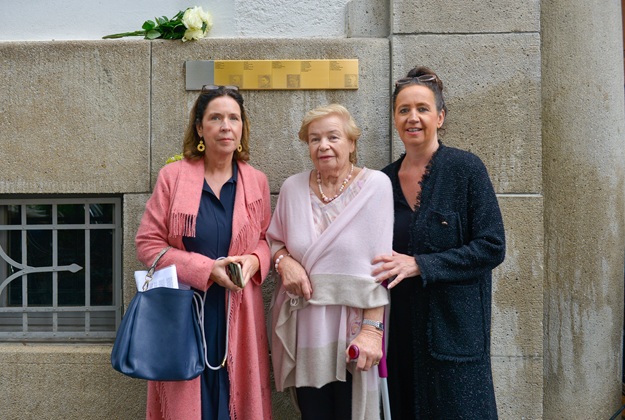 Guests in front of the Memorial Signs at Tengstraße 26