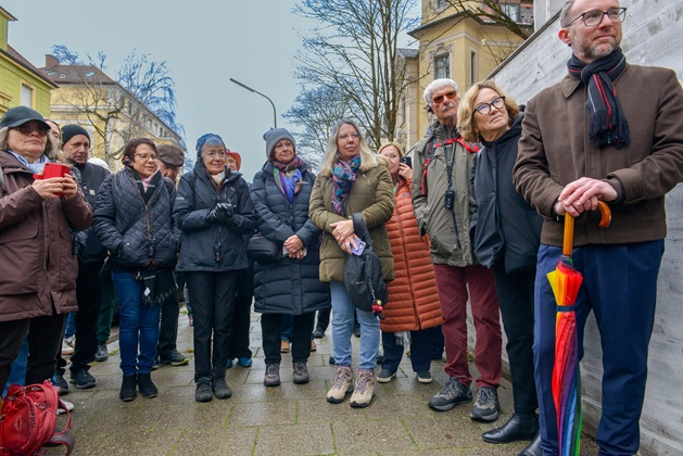 Gäste während der Anbringung des Erinnerungszeichens