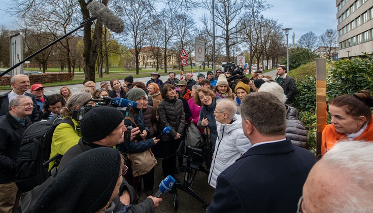 Anna Maria Abernathy spricht für die Angehörigen der Familie Hirschberg/Marx