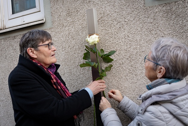 Erinnerungszeichen in der Barerstraße 86