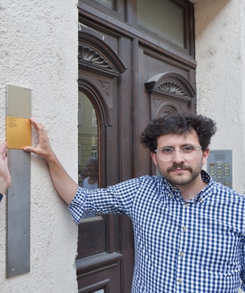 Angehöriger mit dem Erinnerungszeichen für Mina Blumenberg