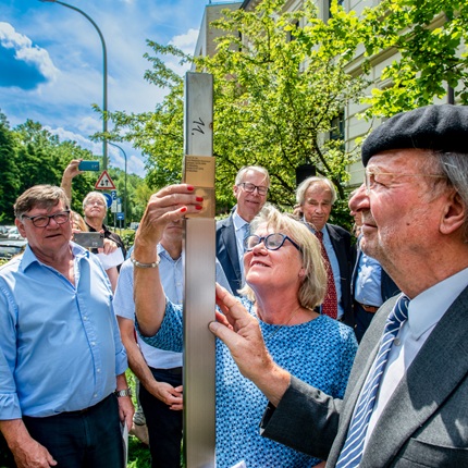 Anbringung der Erinnerungszeichen für Anna und Karl Neumeyer