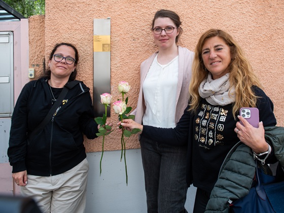 Verena Rapolder (Mitte) und Angehörige von Helmuth Silberberg