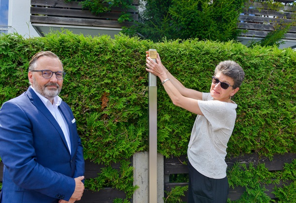 Installing the Memorial Sign for Berthold Sterneck