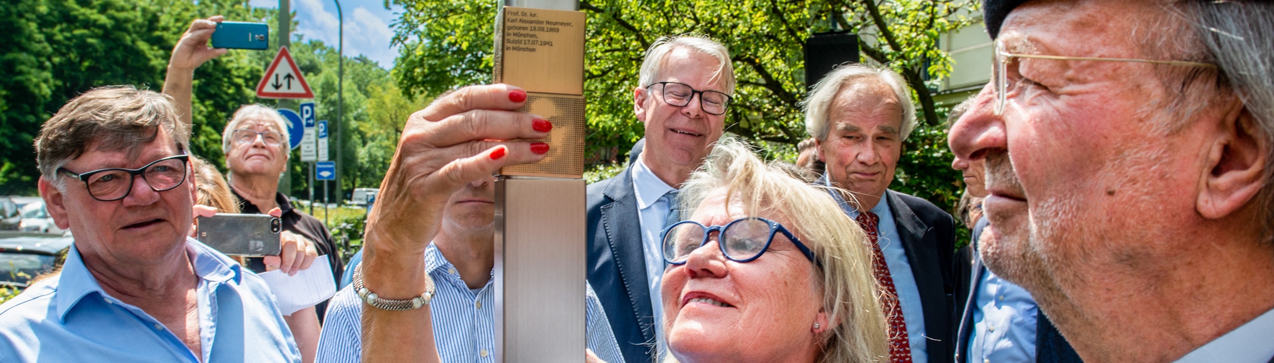 Erinnerungszeichen für Anna und Karl Neumeyer wird angebracht