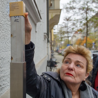 Enkelin von Dr. Michael Strich und Initiatorin des Erinnerungszeichens