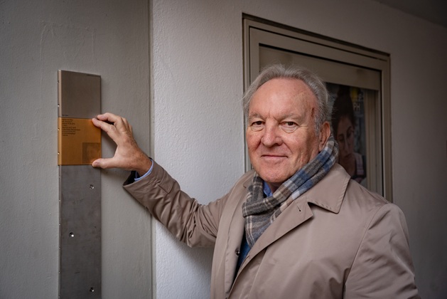 Rodolfo Oster bringt die Erinnerungszeichen für seine Angehörigen an