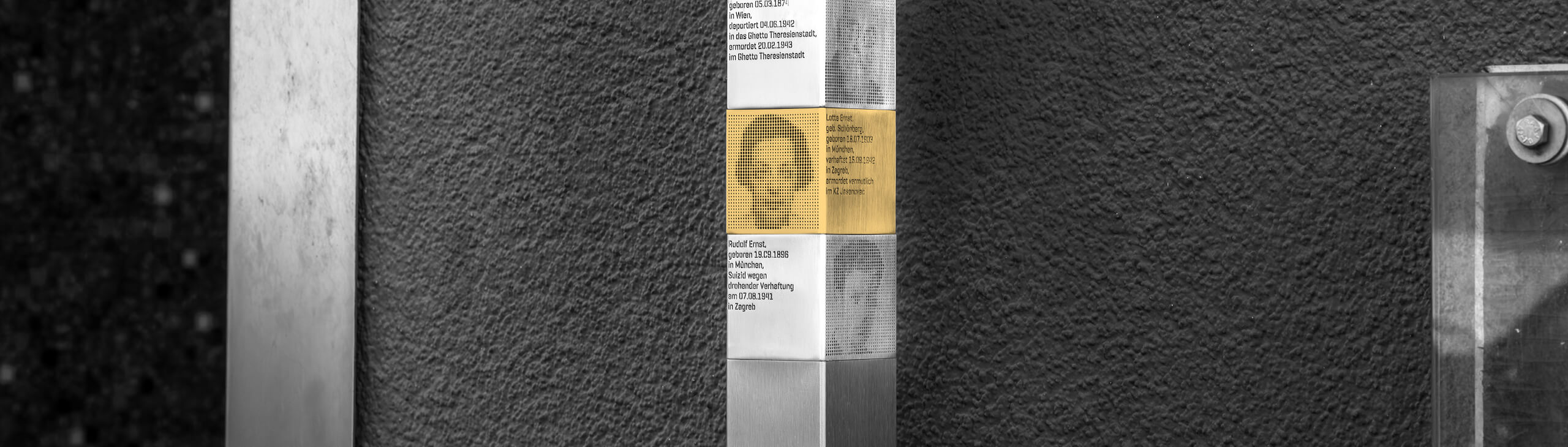 Stele mit Erinnerungszeichen für Lotte Ernst