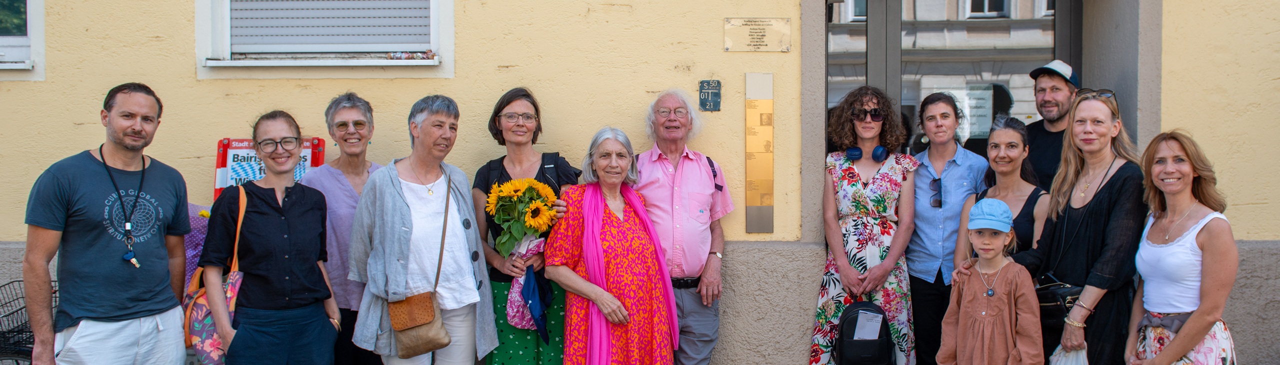 Gruppenbild mit dem Erinnerungszeichen für Anna Riedner