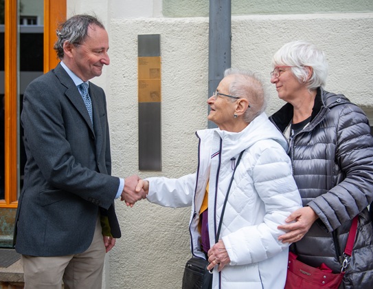 Michael Kuemmerle, Vorsitzender der Geschäftsführung des Wittelsbacher Ausgleichfonds, und Angehörige der Familie Hirschberg/Marx