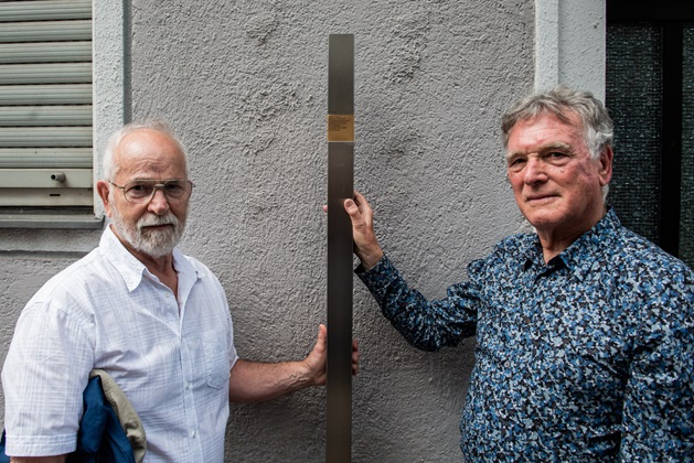 Philip Klein mit dem Erinnerungszeichen für seinen Urgroßvater Richard Burger
